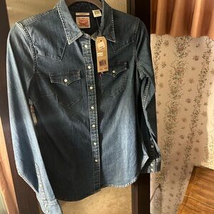 BNWT LEVIS snap button down tailored for denim shirt.